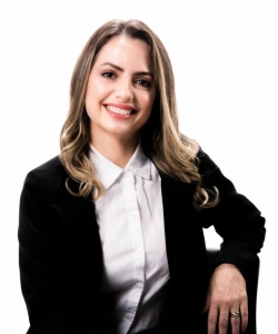 Bacharel Administraç CAROLINE DE JESUS FERREIRA CANDIOTTO CAROL